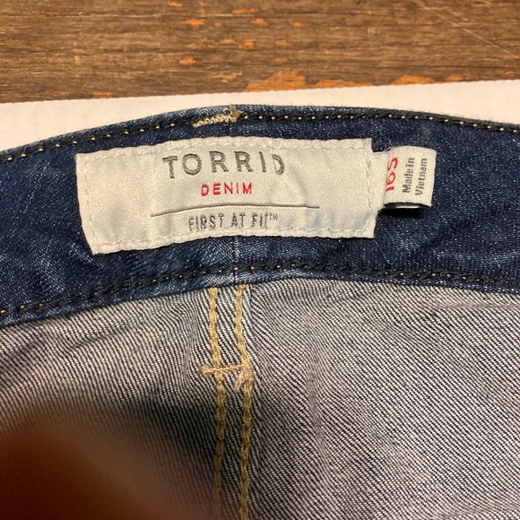 NWOT Torrid Relaxed Boot Medium Wash 16S Jeans - Picture 4 of 9
